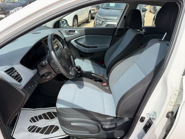 HYUNDAI I20 ACTIVE 1.2 PETROL SPANISH LHD IN SPAIN ONLY 21000 MILES SUPERB 2017